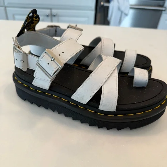 Dr Martens “AVRY” Women’s White Platform Sandals Size US 7 EU 38 NEW